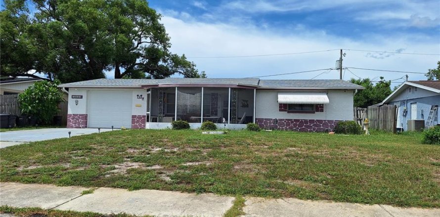 House in New Port Richey, Florida 2 bedrooms, 104.79 sq.m. № 1893731