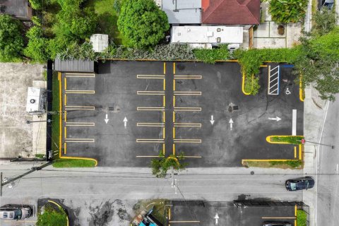 Propiedad comercial en North Miami, Florida № 2015212