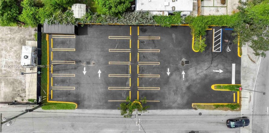 Propiedad comercial en North Miami, Florida № 2015212