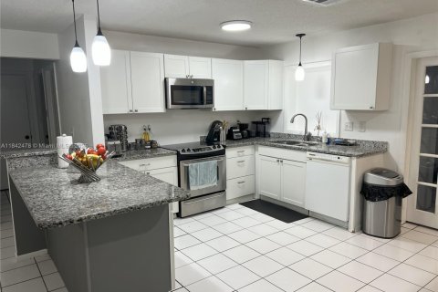 Casa en venta en Zephyrhills, Florida, 4 dormitorios, 200.2 m2 № 1834203 - foto 10
