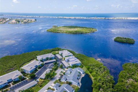 Condo in Bradenton, Florida, 2 bedrooms  № 2393382 - photo 11