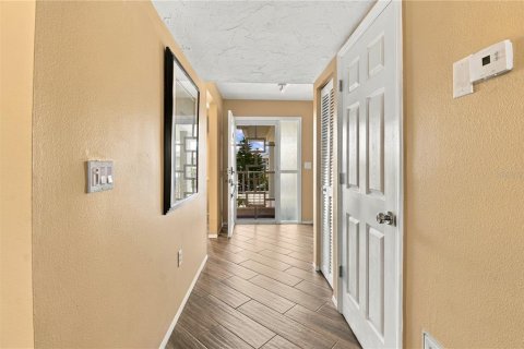 Condo in Bradenton, Florida, 2 bedrooms  № 2393382 - photo 18