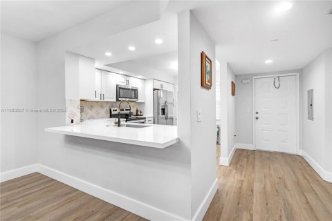 Condo in Pembroke Pines, Florida, 2 bedrooms  № 1929579 - photo 4