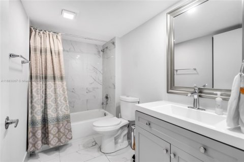Condo in Pembroke Pines, Florida, 2 bedrooms  № 1929579 - photo 8