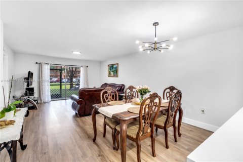 Condo in Pembroke Pines, Florida, 2 bedrooms  № 1929579 - photo 10