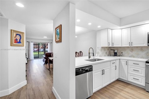 Condo in Pembroke Pines, Florida, 2 bedrooms  № 1929579 - photo 3