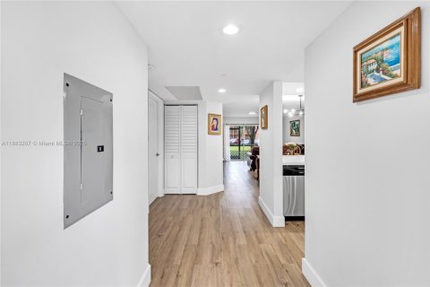 Condo in Pembroke Pines, Florida, 2 bedrooms  № 1929579 - photo 6