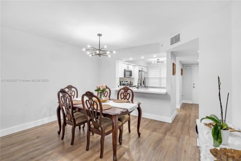 Condo in Pembroke Pines, Florida, 2 bedrooms  № 1929579 - photo 13
