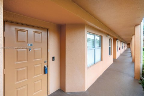 Condo in Pembroke Pines, Florida, 2 bedrooms  № 1929579 - photo 20