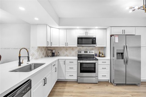 Condo in Pembroke Pines, Florida, 2 bedrooms  № 1929579 - photo 2