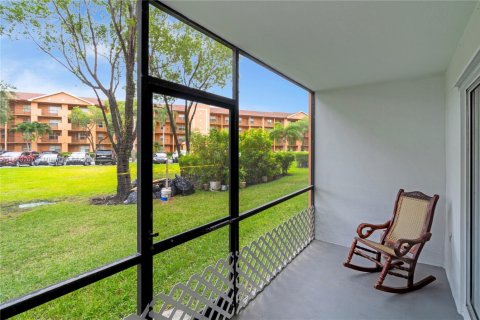 Condo in Pembroke Pines, Florida, 2 bedrooms  № 1929579 - photo 14