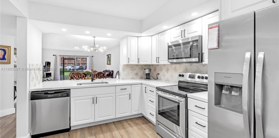 Condo in Pembroke Pines, Florida, 2 bedrooms № 1929579