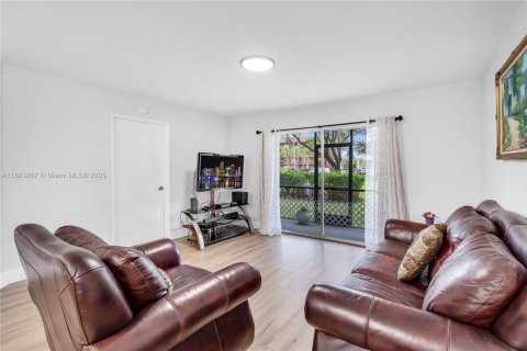 Condo in Pembroke Pines, Florida, 2 bedrooms  № 1929579 - photo 12