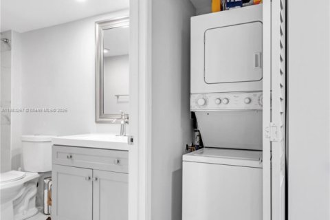 Condo in Pembroke Pines, Florida, 2 bedrooms  № 1929579 - photo 9