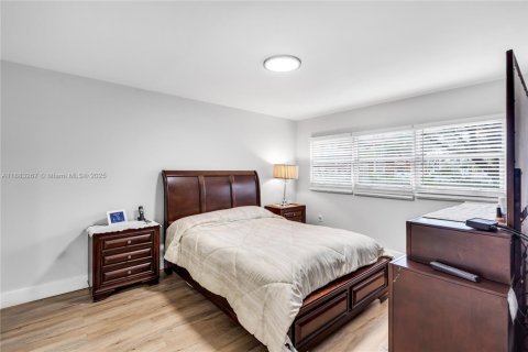 Condo in Pembroke Pines, Florida, 2 bedrooms  № 1929579 - photo 15