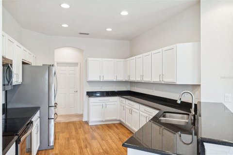 Casa en venta en Zephyrhills, Florida, 4 dormitorios, 231.05 m2 № 1740980 - foto 10