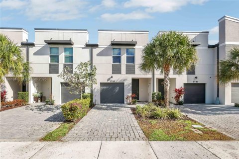 Townhouse in Mangonia Park, Florida 3 bedrooms, 135.08 sq.m. № 2043180