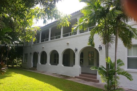 Снять в аренду квартиру в Корал-Гейблс, Флорида 1 спальня, 49.24м2, № 1982270 - фото 1