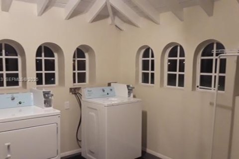 Снять в аренду квартиру в Корал-Гейблс, Флорида 1 спальня, 49.24м2, № 1982270 - фото 4