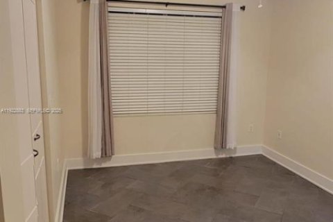 Снять в аренду квартиру в Корал-Гейблс, Флорида 1 спальня, 49.24м2, № 1982270 - фото 5