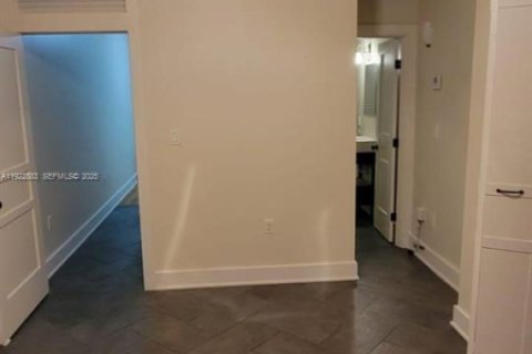 Снять в аренду квартиру в Корал-Гейблс, Флорида 1 спальня, 49.24м2, № 1982270 - фото 8