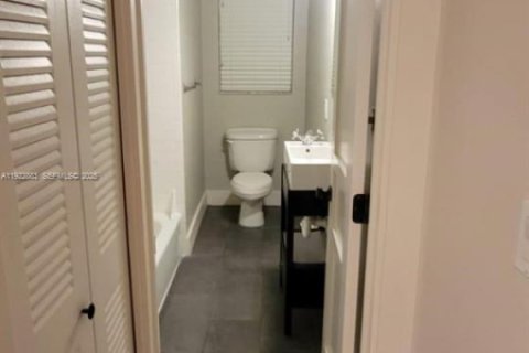 Снять в аренду квартиру в Корал-Гейблс, Флорида 1 спальня, 49.24м2, № 1982270 - фото 7