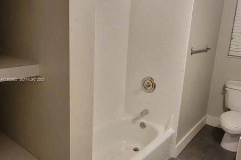 Снять в аренду квартиру в Корал-Гейблс, Флорида 1 спальня, 49.24м2, № 1982270 - фото 6