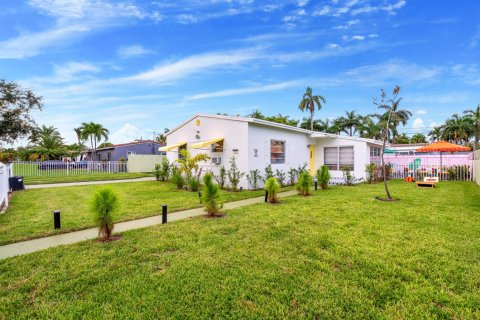Villa ou maison à vendre à Hallandale Beach, Floride: 3 chambres, 91.97 m2 № 2433939 - photo 2