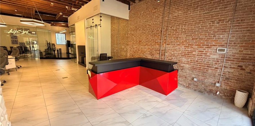 Commercial property in Tampa, Florida 211.82 sq.m. № 2195354