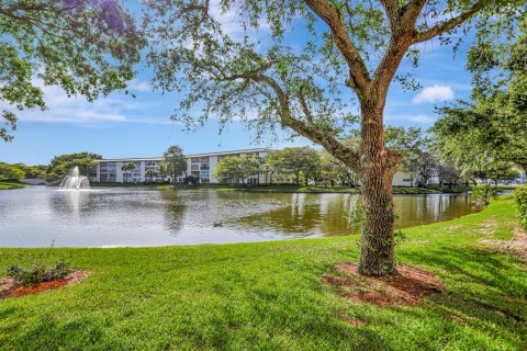 Condo in Coconut Creek, Florida, 2 bedrooms № 2250090