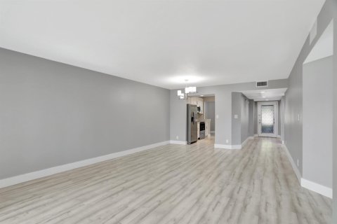 Condo in Coconut Creek, Florida, 2 bedrooms № 2250090 - photo 26