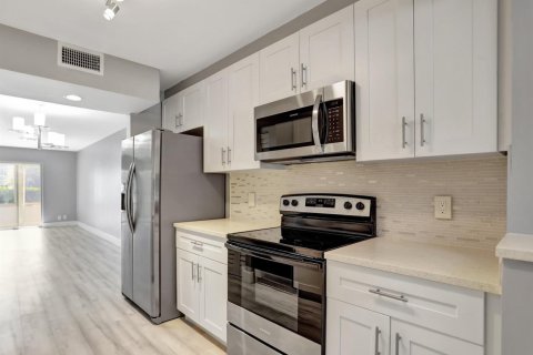 Condo in Coconut Creek, Florida, 2 bedrooms № 2250090 - photo 3