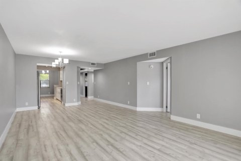 Condo in Coconut Creek, Florida, 2 bedrooms № 2250090 - photo 14