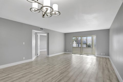 Condo in Coconut Creek, Florida, 2 bedrooms № 2250090 - photo 2