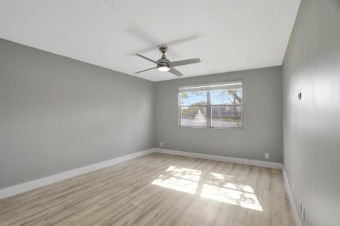 Condo in Coconut Creek, Florida, 2 bedrooms № 2250090 - photo 9