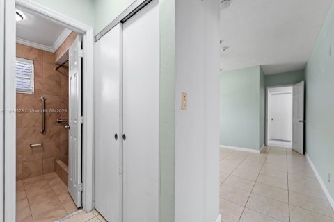 Casa en venta en North Lauderdale, Florida, 4 dormitorios, 155.8 m2 № 1852114 - foto 4