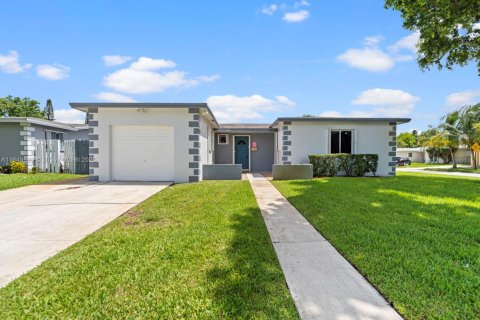 Casa en venta en North Lauderdale, Florida, 4 dormitorios, 155.8 m2 № 1852114 - foto 1