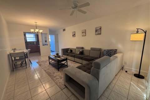 Купить кондоминиум в Холливуд, Флорида 1 спальня, 65.96м2, № 2022230 - фото 1