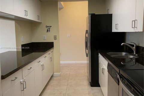 Condo in Doral, Florida, 2 bedrooms  № 1764277 - photo 16
