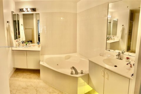 Condo in Doral, Florida, 2 bedrooms  № 1764277 - photo 24