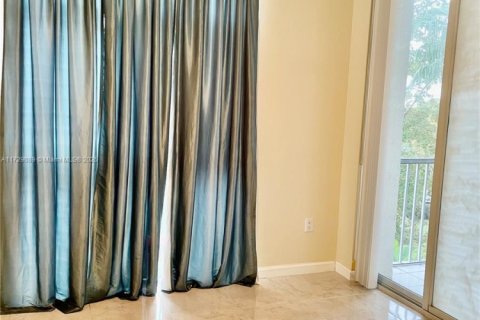 Condo in Doral, Florida, 2 bedrooms  № 1764277 - photo 25