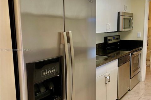 Condo in Doral, Florida, 2 bedrooms  № 1764277 - photo 14
