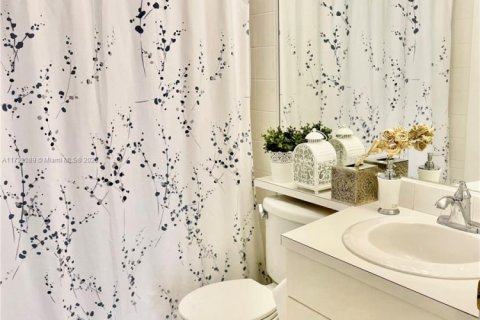 Condo in Doral, Florida, 2 bedrooms  № 1764277 - photo 26