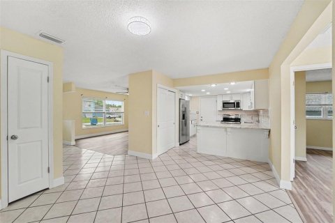 House in Spring Hill, Florida 3 bedrooms, 125.98 sq.m. № 2222632 - photo 8