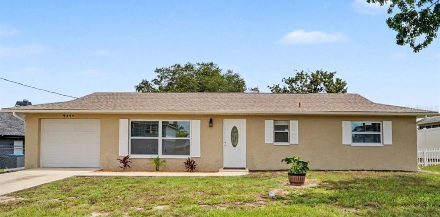 House in Spring Hill, Florida 3 bedrooms, 125.98 sq.m. № 2222632