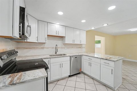 House in Spring Hill, Florida 3 bedrooms, 125.98 sq.m. № 2222632 - photo 6