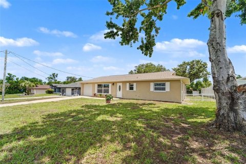 House in Spring Hill, Florida 3 bedrooms, 125.98 sq.m. № 2222632 - photo 2
