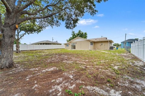 House in Spring Hill, Florida 3 bedrooms, 125.98 sq.m. № 2222632 - photo 24