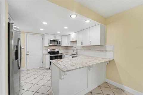 House in Spring Hill, Florida 3 bedrooms, 125.98 sq.m. № 2222632 - photo 7