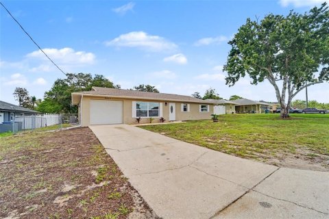 House in Spring Hill, Florida 3 bedrooms, 125.98 sq.m. № 2222632 - photo 3